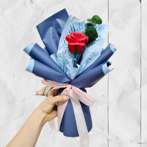 1 bông hoa hồng gói giấy xốp xanh